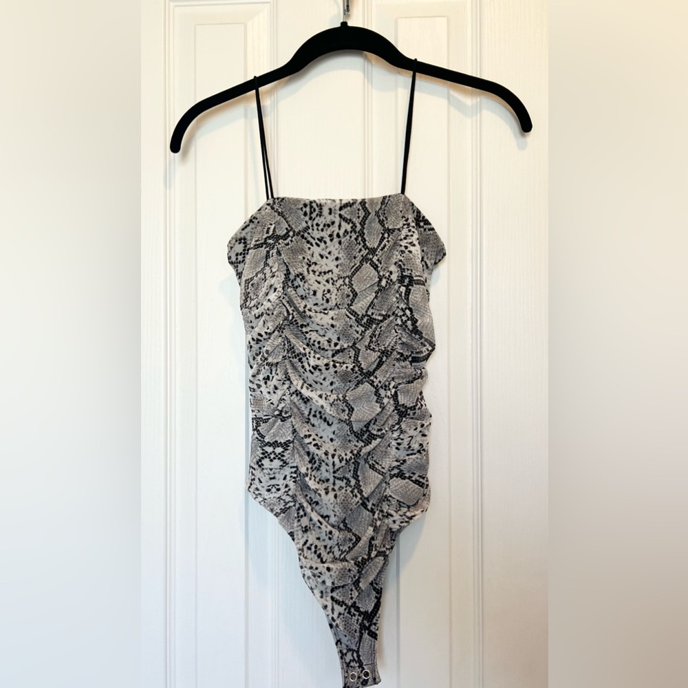 snakeskin print bodysuit 🐍🖤🤍